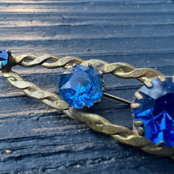 Vintage Blue Crystal Brooch Pin SIGNED AUSTRIA Rhinestone Woven Brass Prong Set - Picture 7 of 14